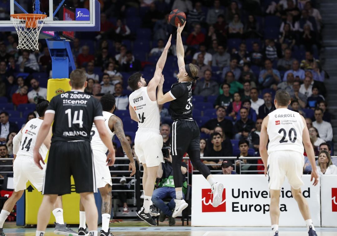 De Zeeuw y Singler (lanzando a canasta ante Yusta) fueron los mejores del Obradoiro