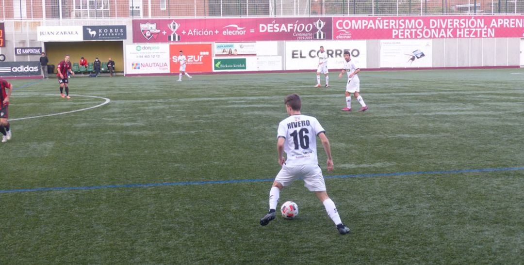 Quique Rivero controla un balón en el último partido del Real Unión