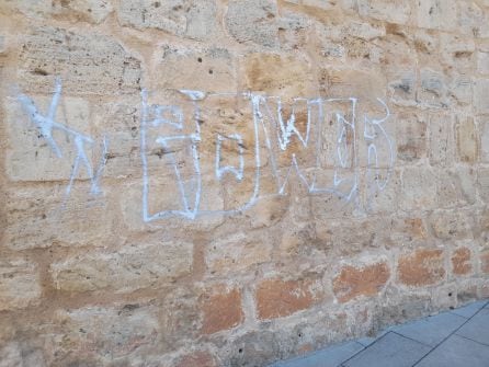 Una de las pintadas ha aparecido en la pared de la iglesia de San Juan