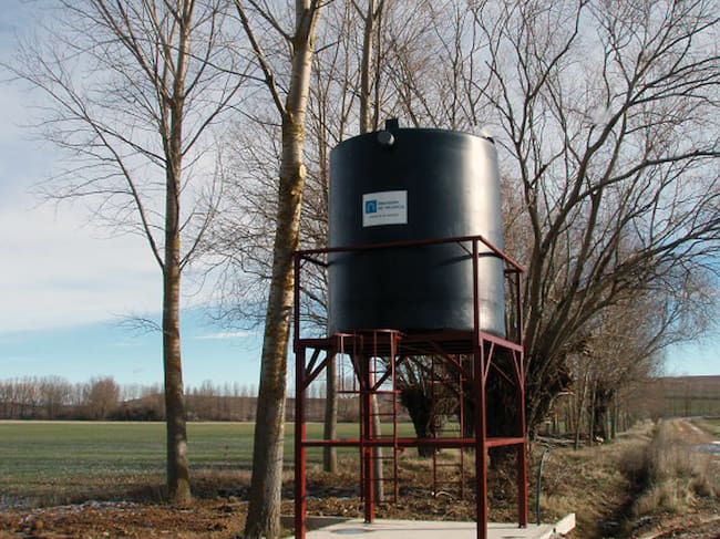 Tanque de agua para uso agropecuario en Santa Cruz de Boedo