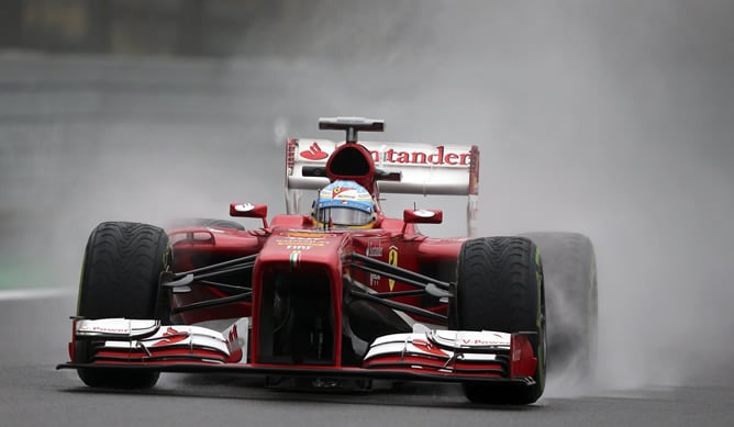 Fernando Alonso rueda en la primera sesión de entrenamientos libres del GP de Brasil 2014.