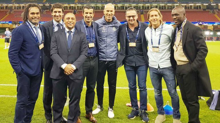 Las &#039;leyendas&#039; blancas posan en el escenario de la final