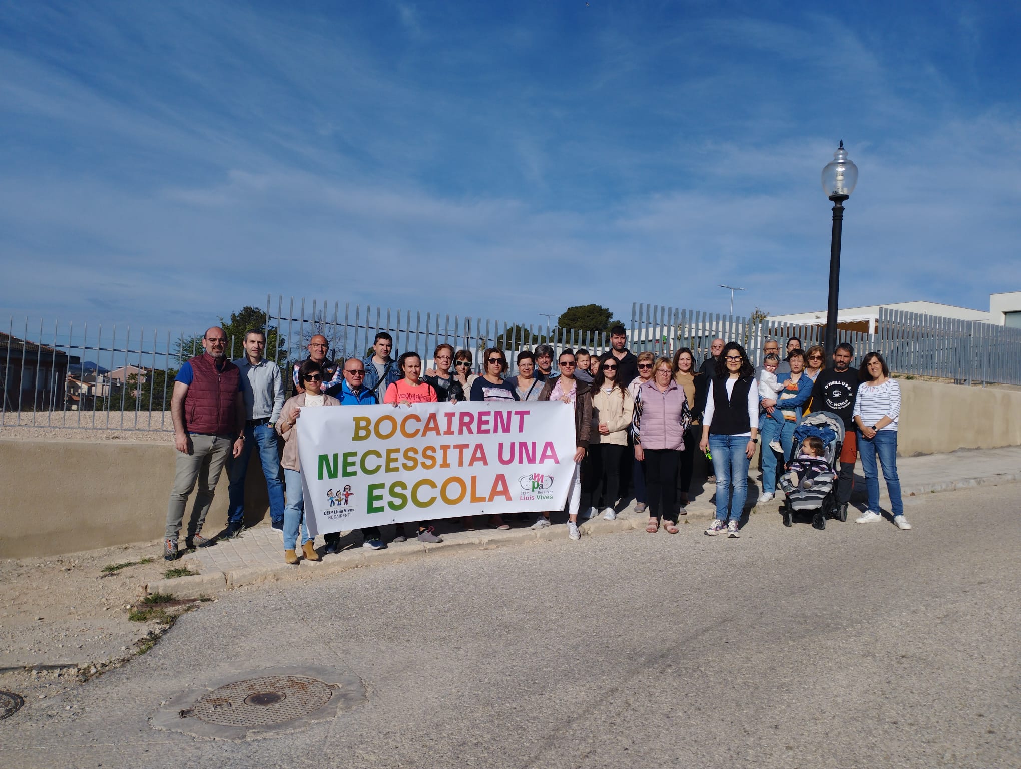 Concentración a las puertas del CEIP Lluís Vives de Bocairent