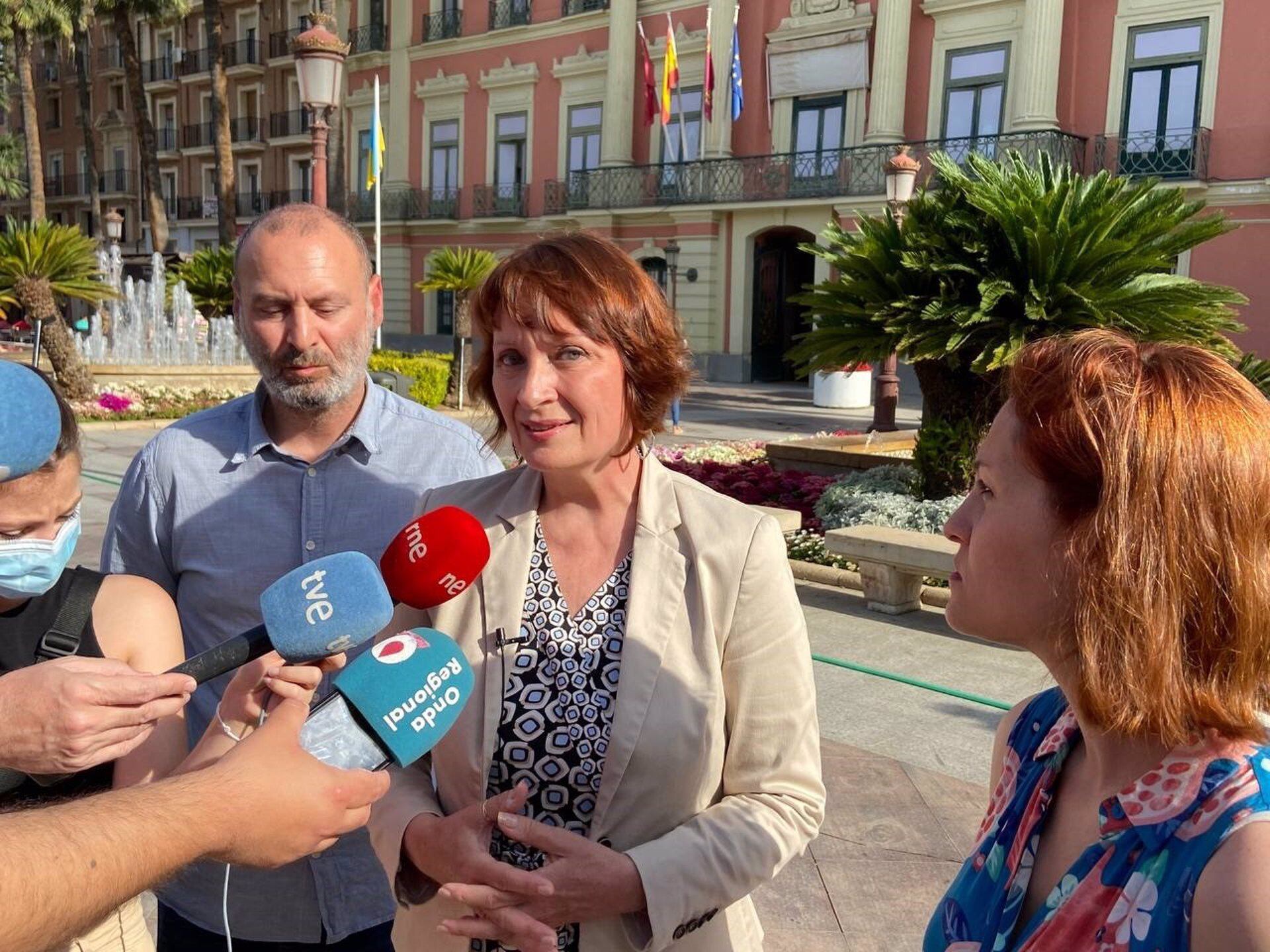Imagen de la portavoz regional de Podemos, María Marín, junto al Ayuntamiento de Murcia