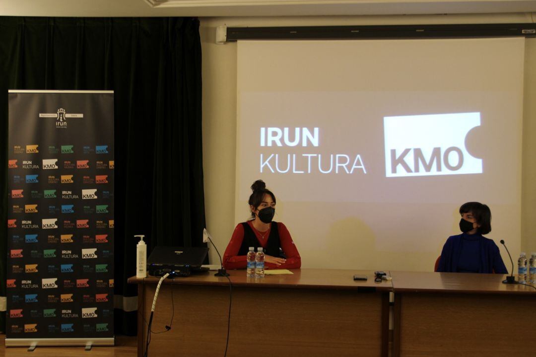 La delegada de Cultura, Juncal Eizaguirre, acompañada por la artista Ainara Oskoz,