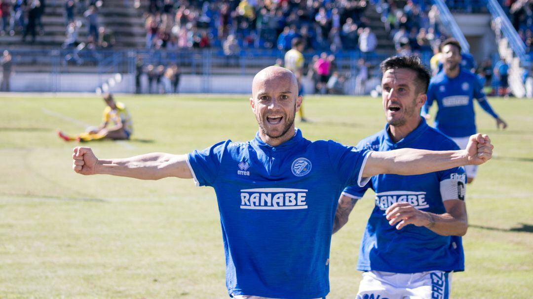 Javi Casares celebrando un gol con el Xerez DFC