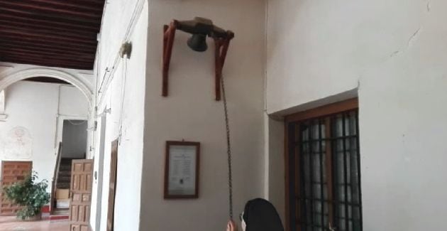 La campana con la se llama a las monjas. Cada hermana tiene un número de campanadas.