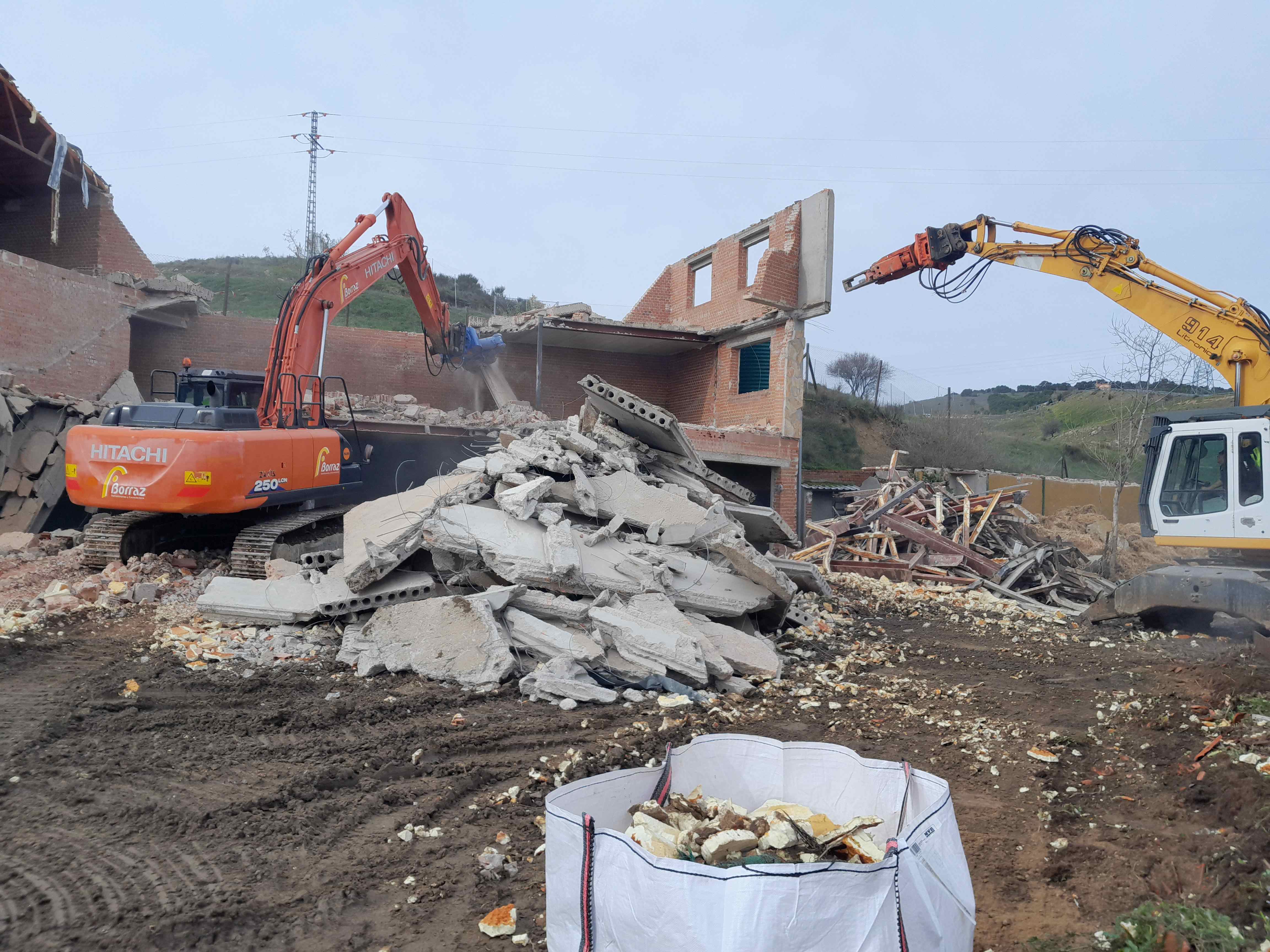 Demolida la construcción ilegal en zona protegida que generaba inseguridad en El Molar