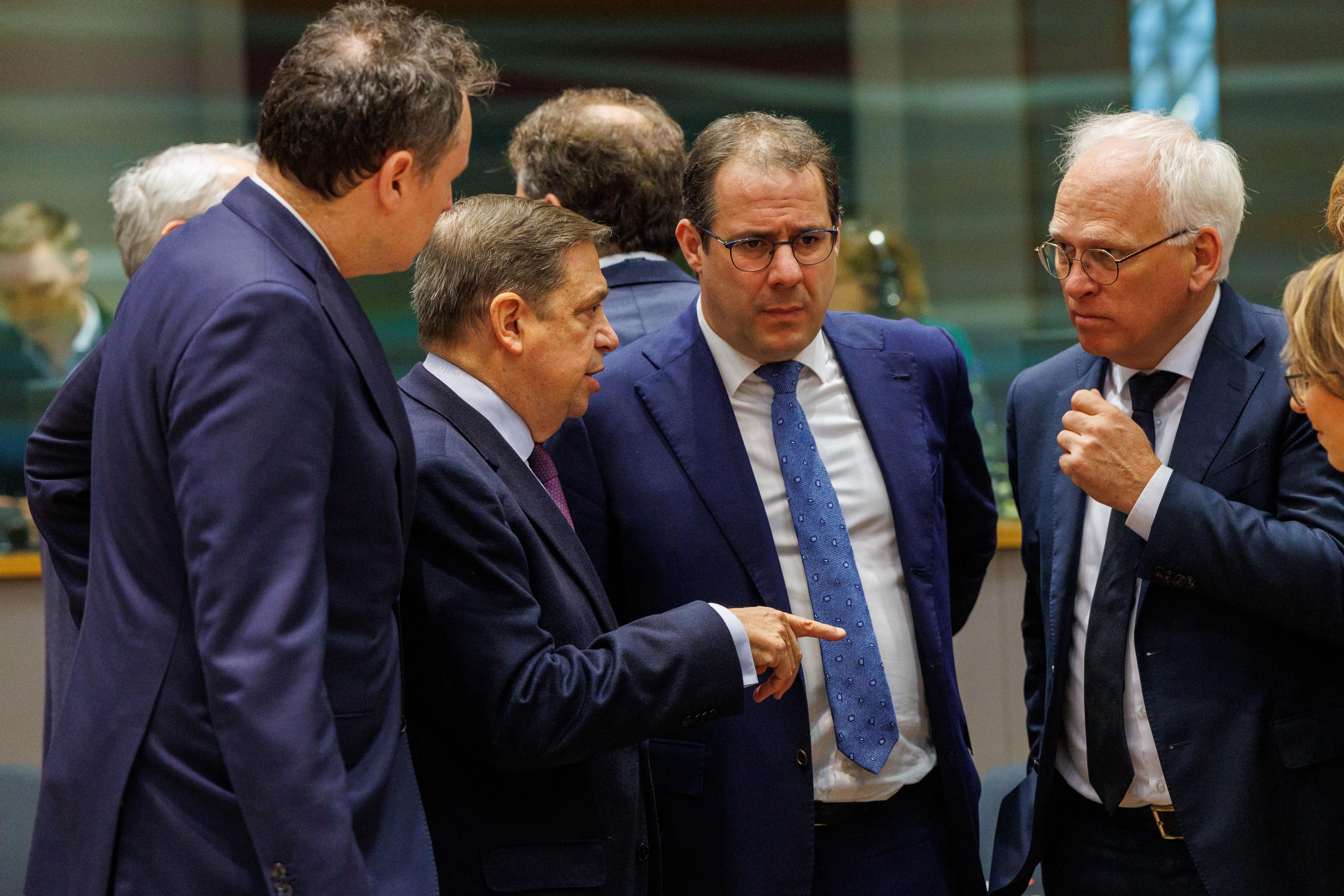 El ministro Luis Planas con otros colegas europeos en el Consejo de Ministros de Agricultura y Pesca de la UE. EFE/EPA/OLIVIER MATTHYS