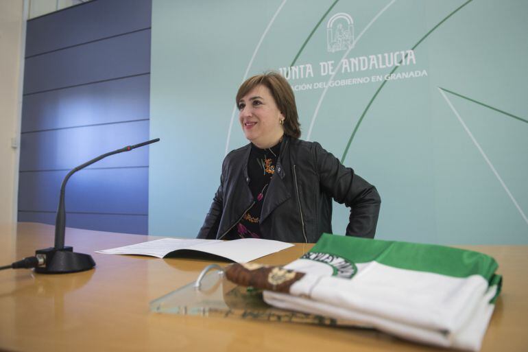 La delegada de la Junta, Sandra García, en la presentación de las Banderas de Andalucía en Granada con motivo del 28F