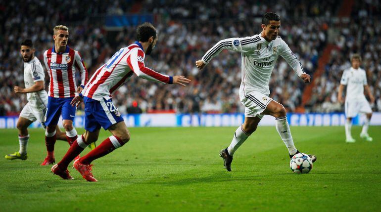 Los jugadores del Atlético y el Real Madrid, en un derbi de la temporada pasada.