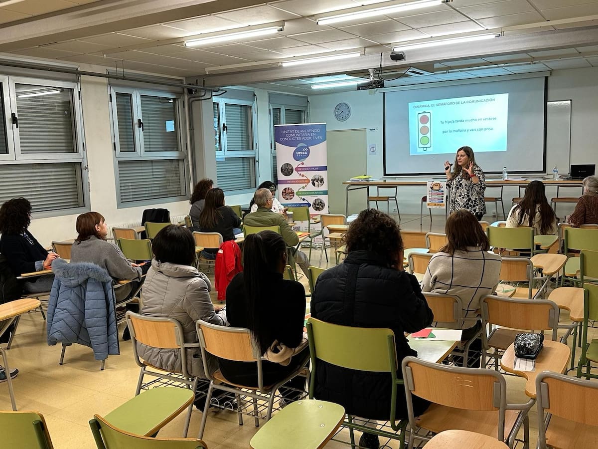 Dénia refuerza la prevención desde la infancia con una Escuela de Familias que gana participación