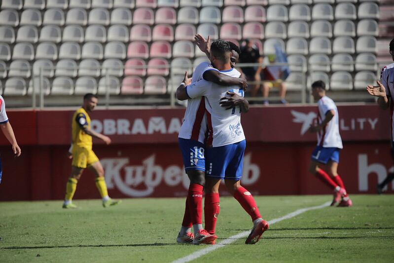 Obeng junto a Tomás