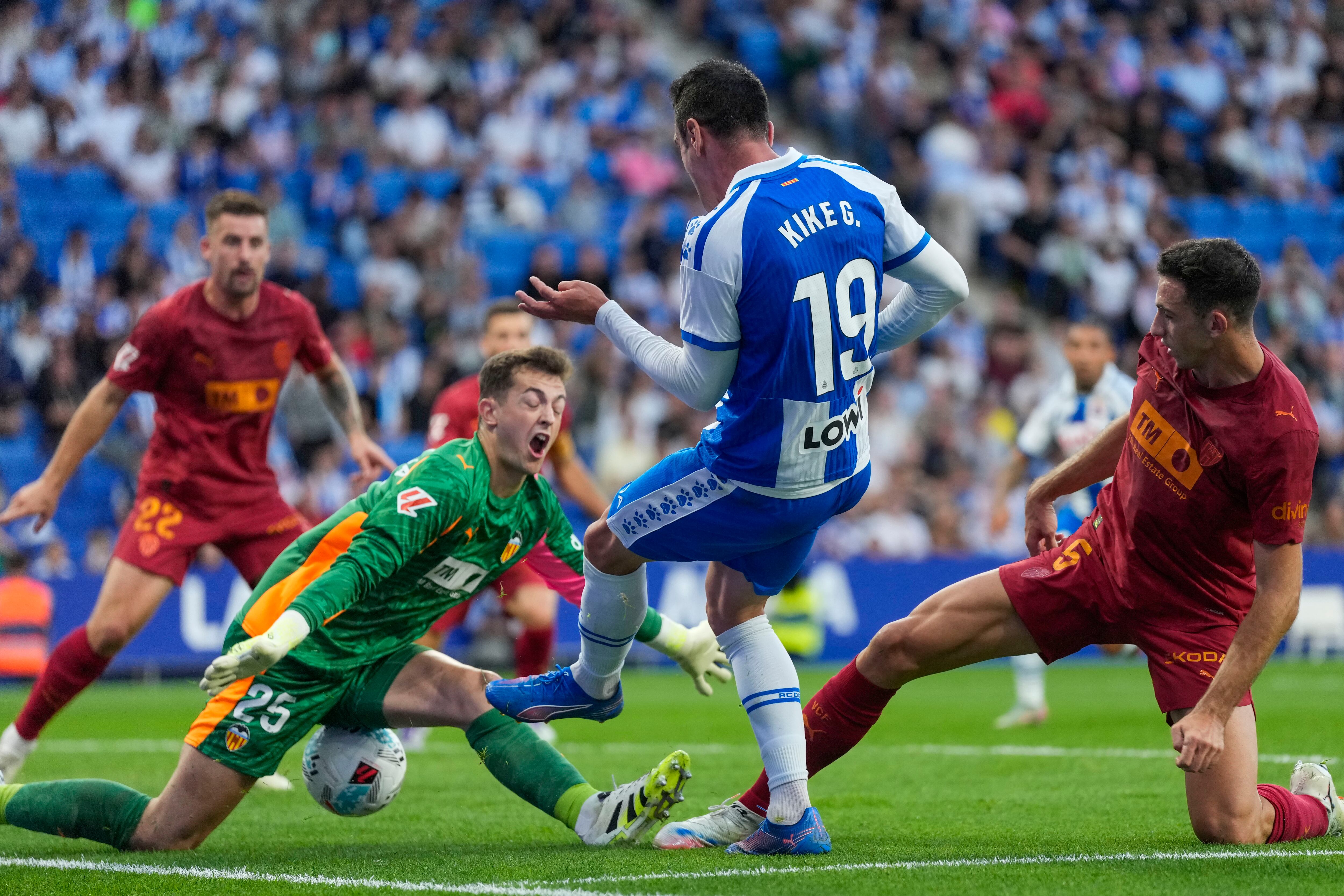 BARCELONA, 23/09/2025.- El delantero del Espanyol Kike García (2d) ante el portero del Valencia Julen Agirrezabala (2i) durante el encuentro correspondiente a la sexta jornada de LaLiga EA Sports disputado entre el RCD Espanyol y el Valencia CF en el RCDE Stadium en Barcelona, este martes. EFE/ Enric Fontcuberta
