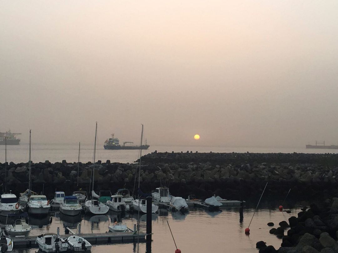 Vista general del puerto de Las Palmas de Gran Canaria que ha amanecido hoy con calima. 