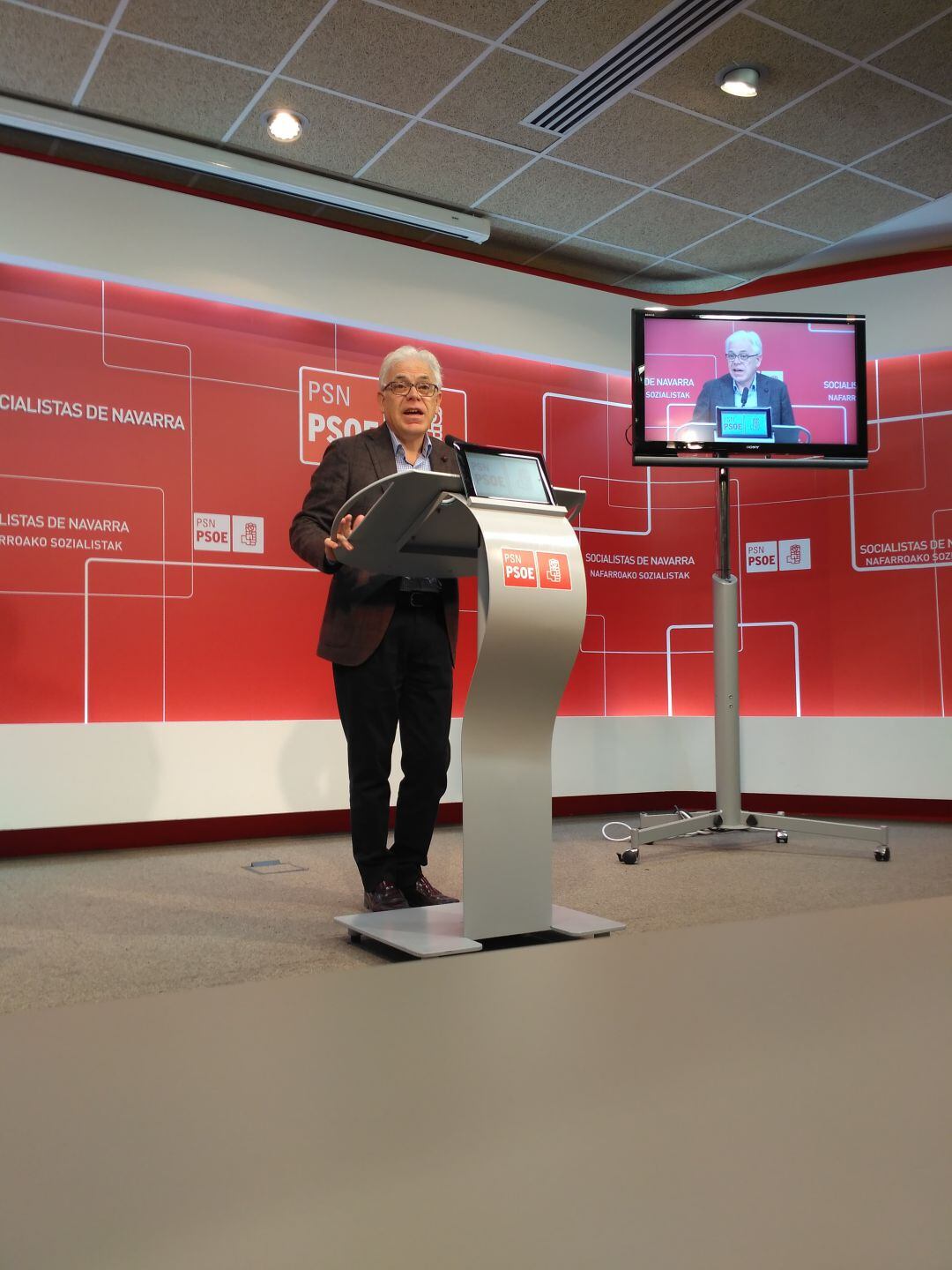 Jesús María Fernández, diputado socialista navarro, explica los presupuestos en la sede socialista de Pamplona.