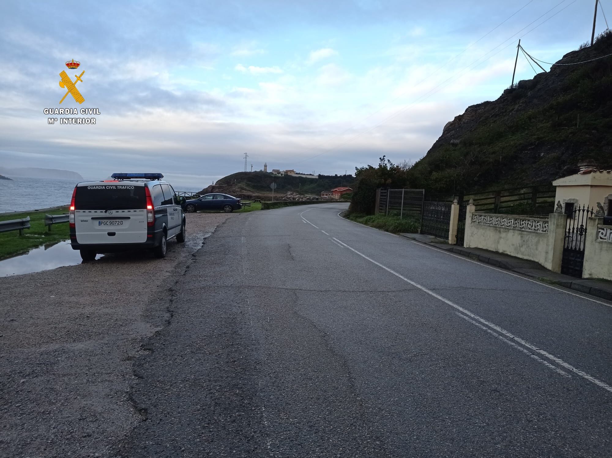 Un equipo de atestados de la Guardia Civil practicando diligencias en la curva en la que se produjo el atropello.