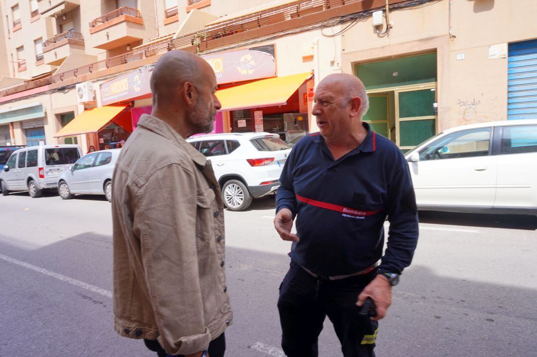Juan Ángel Osona habla con el Jefe de Bomberos de Elda, Amancio Ortega