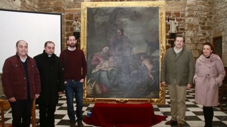 Ramón Rubiales, Andrés Nájera, Antonio Custodio, Luis Jesús García-Lomas y Pilar Rodrigo junto al cuadro recuperado durante la presentación.