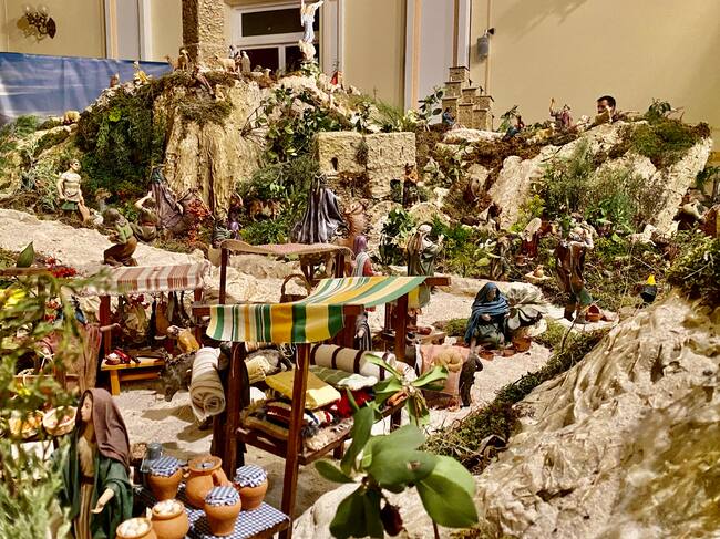 Mercado y el Nacimiento del río Cuervo al fondo.