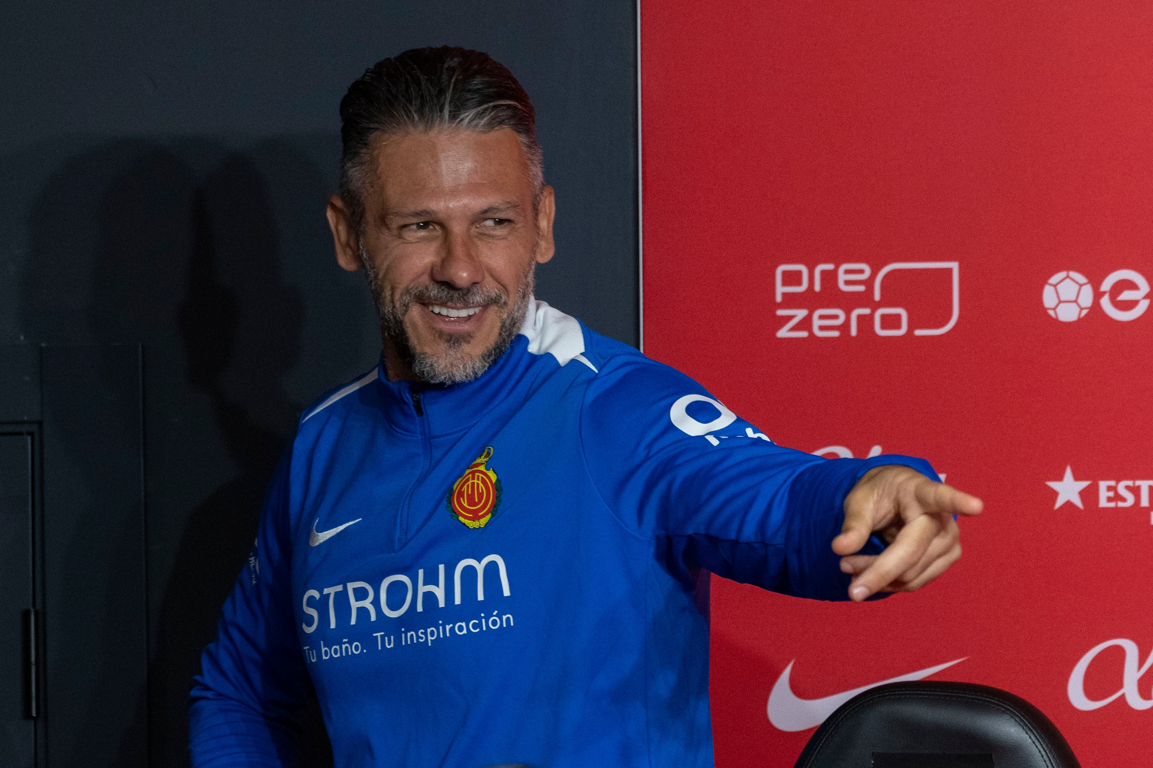 PALMA DE MALLORCA, 14/03/2026.- El entrenador del Mallorca, Martín Demichelis, llega a la rueda de prensa previa al partido de LaLiga frente al RCD Espanyol, celebrada este sábado en Palma de Mallorca. EFE/ Cati Cladera
