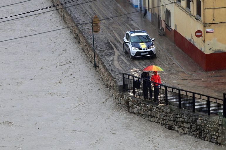  Un coche de la Policía Local por el barrio de la canterería de Ontinyent que ha sido desalojado debido al fuerte temporal de lluvia y viento que afecta a la Comunidad Valenciana. 
