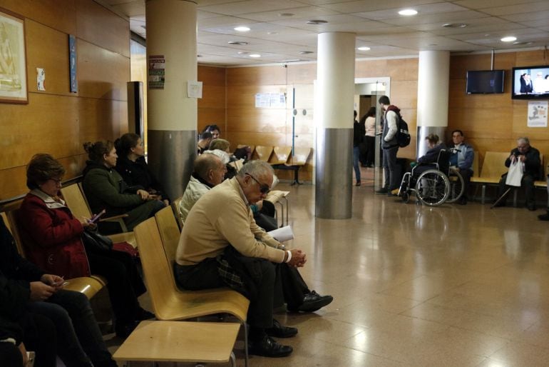 Sala de espera del Hospital de la Vall de Hebron de Barcelona. Cada año en nuestro país 32.000 hombres son diagnosticados con cáncer de próstata. 