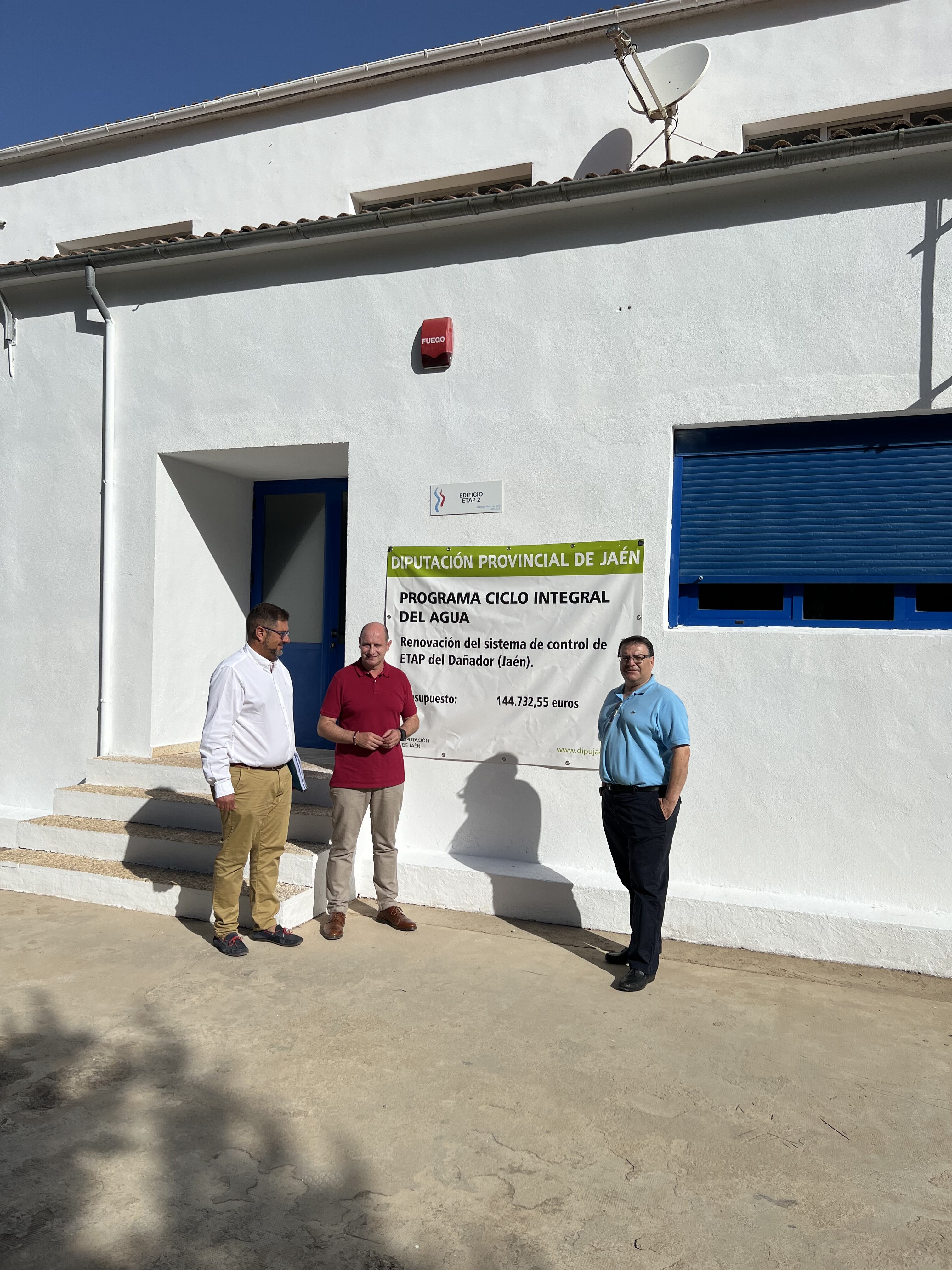 El diputado de Servicios Municipales, José Luis Hidalgo (centro), junto a responsables técnicos en la visita a la ETAP de El Dañador.