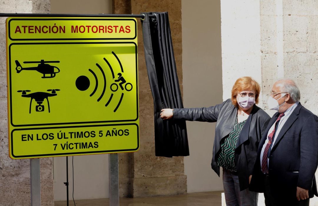 La delegada del Gobierno, Gloria Calero, y el director de la DGT, Pere Navarro, han presentado este sábado las nuevas señales con las que se identificaran estos tramos de mayor riesgo para motoristas y tratar de prevenir los accidentes. 