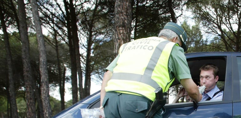 Imagen de archivo de un control de alcoholemia y drogas