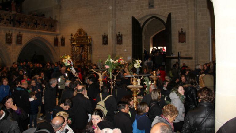 Encuentro de los cristos floridos de los pueblos en el interior del Santuario