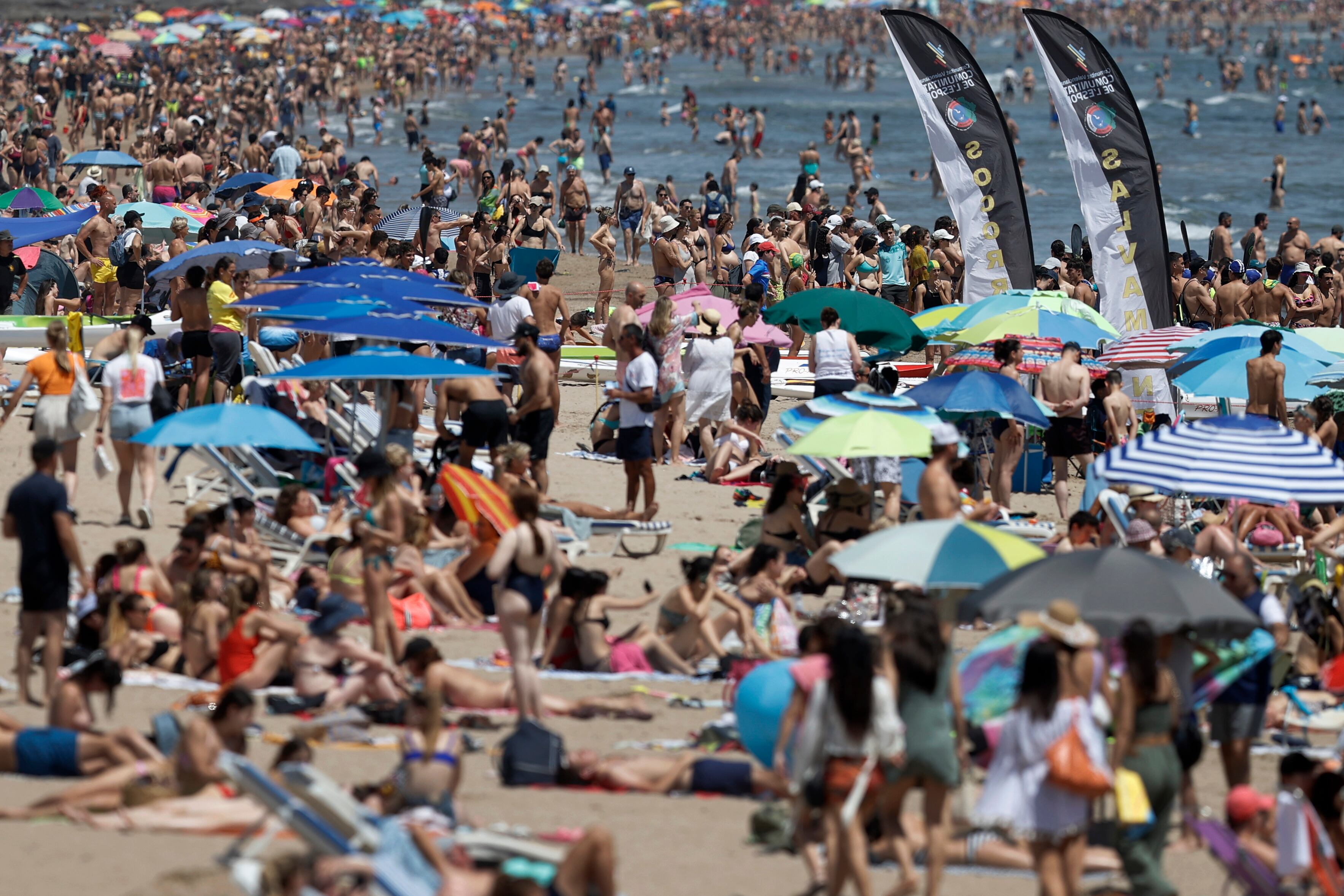 Un gran número de personas ha acudido a la playa de la Malvarrosa.