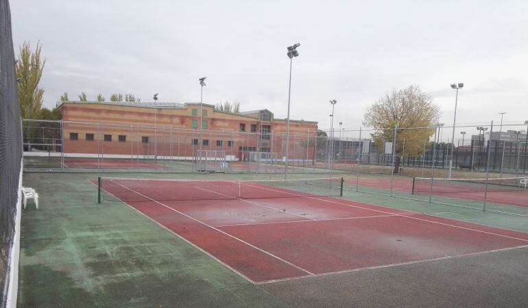 Una de las pistas de tenis del polideportivo