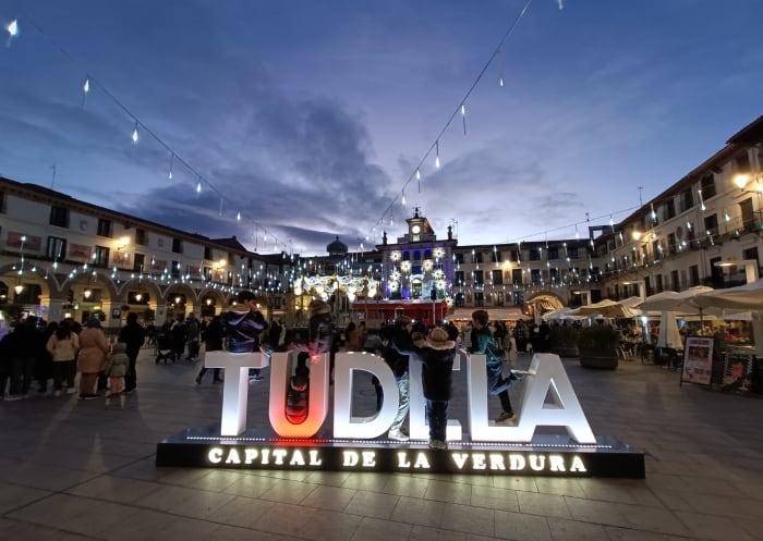 Iluminación navideña en la plaza de los Fueros de Tudela