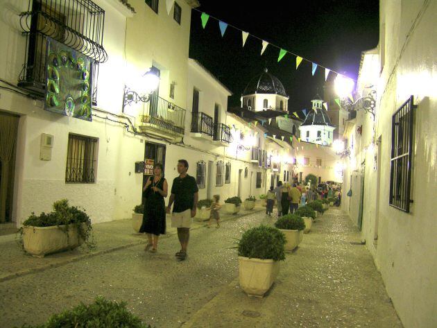 El encanto de las calles empedradas y las casas blancas de Altea