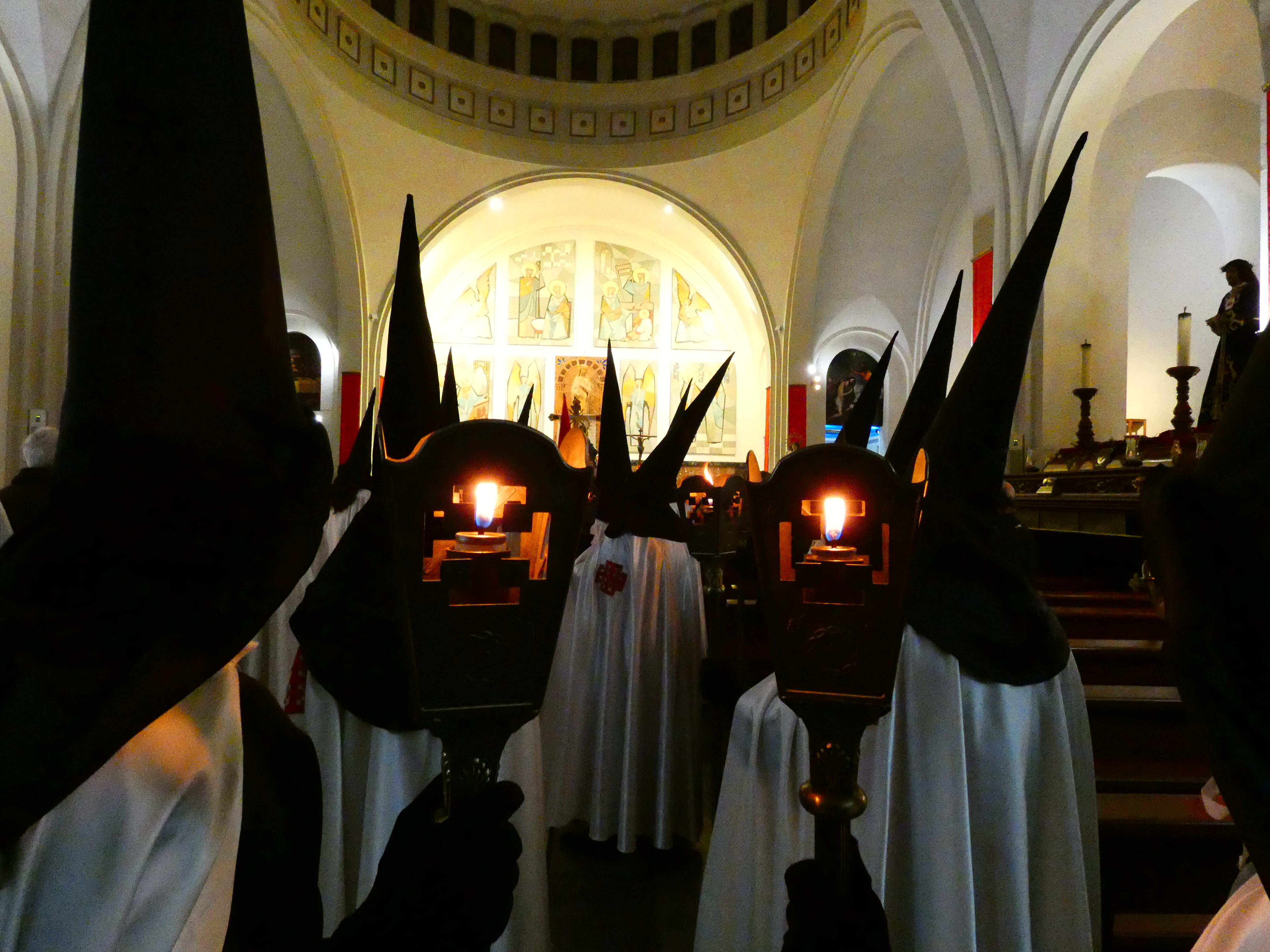 Los Cofrades del Santo Sepulcro y de la Piedad y El Perdón, se preparan para procesionar en Elda desde la Inmaculada