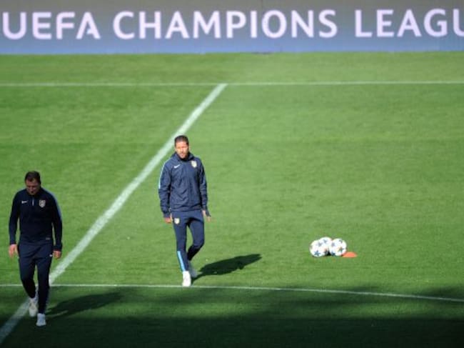 Simeone y Vizcaíno, en el césped del Calderón