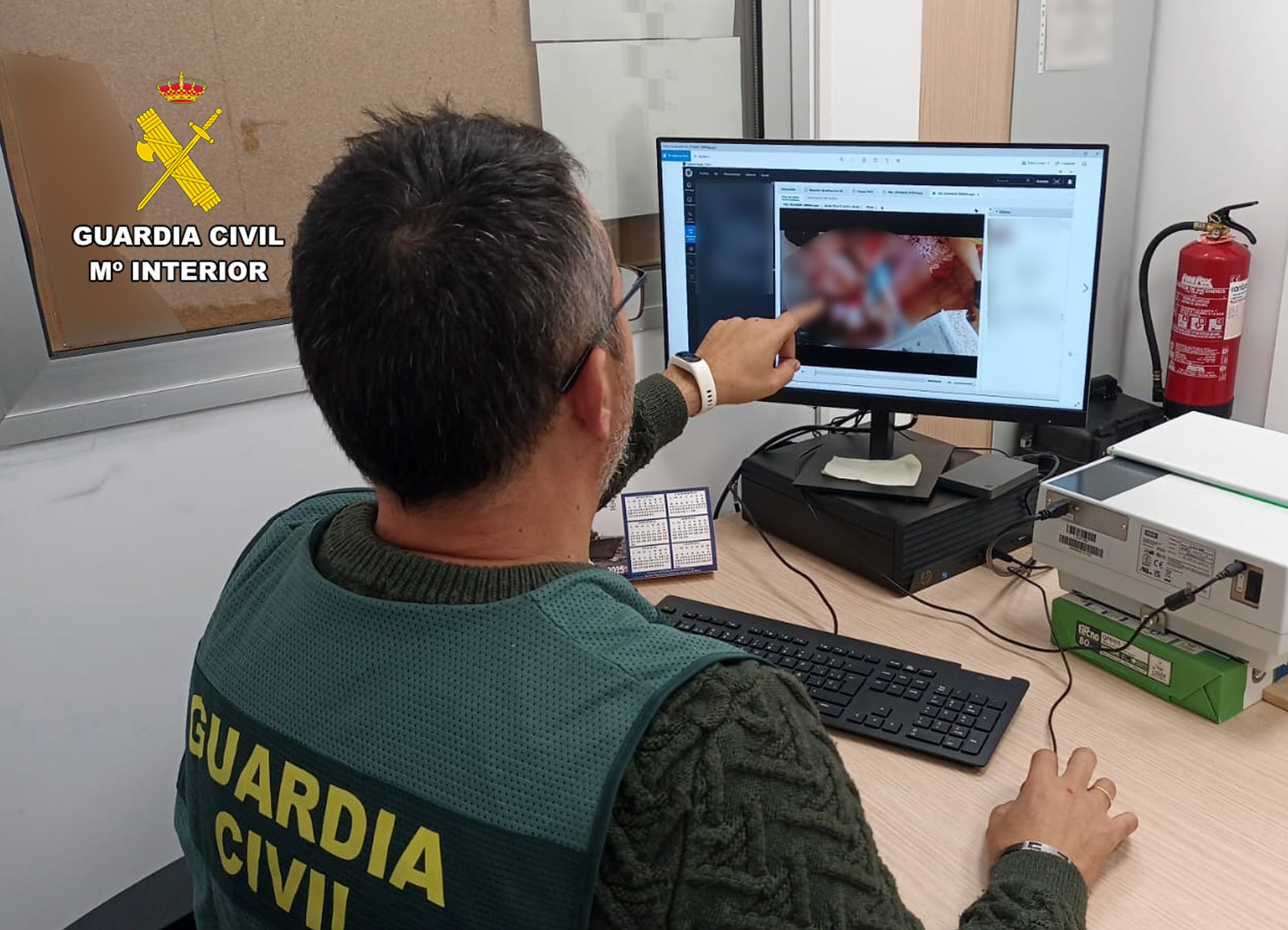 Un guardia civil visiona un archivo de los incautados a los detenidos