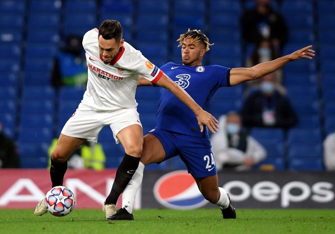 Lucas Ocampos disputa el balón con James.