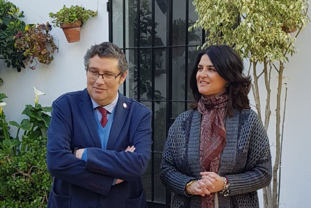 Nuria Barrera junto al presidente de la Hermandad Matriz de Nuestra Señora del Rocío de Almonte, Juan Ignacio Reales