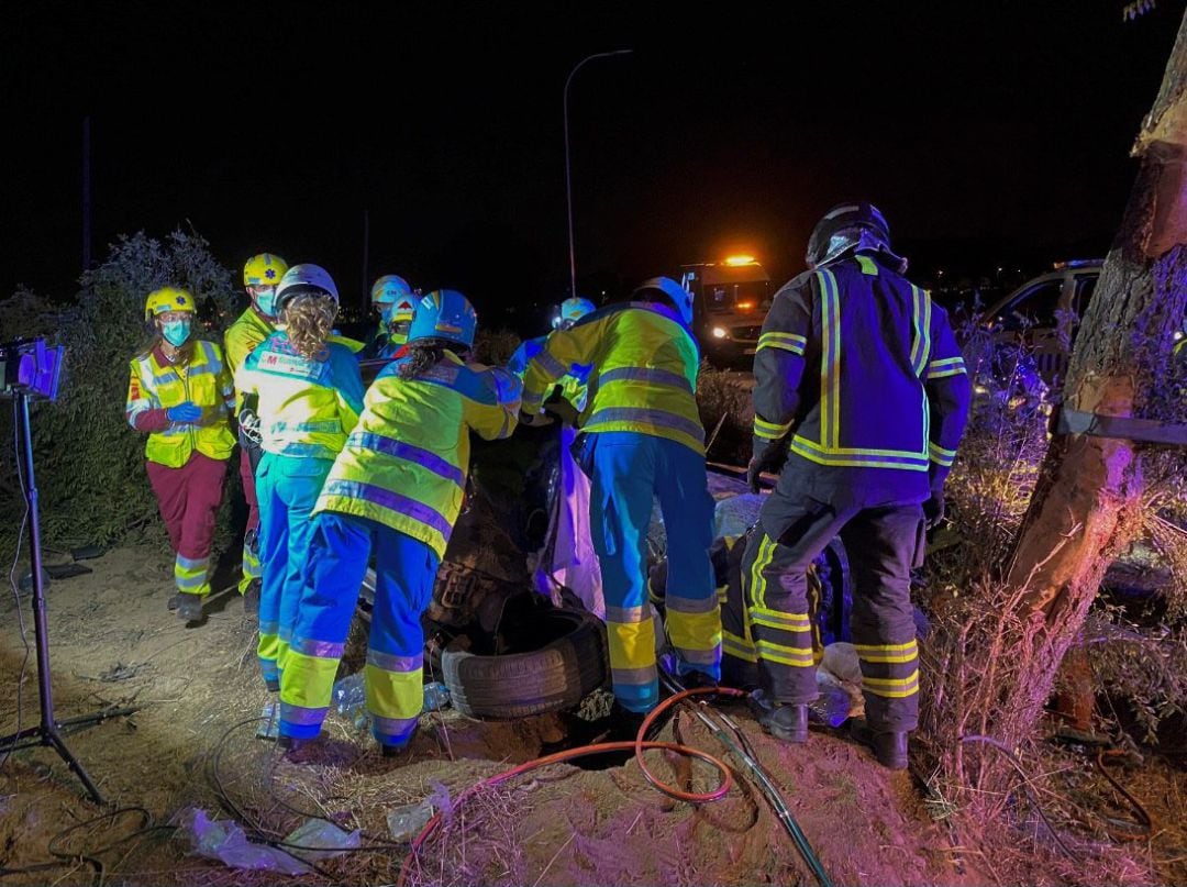 Imagen facilitada por Emergencias 112 Comunidad de Madrid del accidente ocurrido esta madrugada en la antigua carretera de Extremadura, en el término municipal de Móstoles, y en el que han perdido la vida tres personas al cochar el vehículo en el que viajaban con otro cuyos ocupantes se dieron a la fuga. 