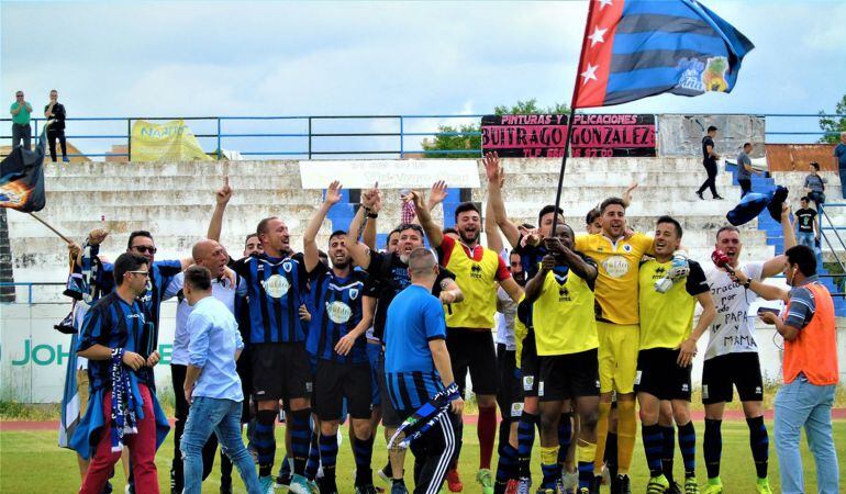 Los jugadores de la AD Parla celebraron por todo lo alto el ascenso.