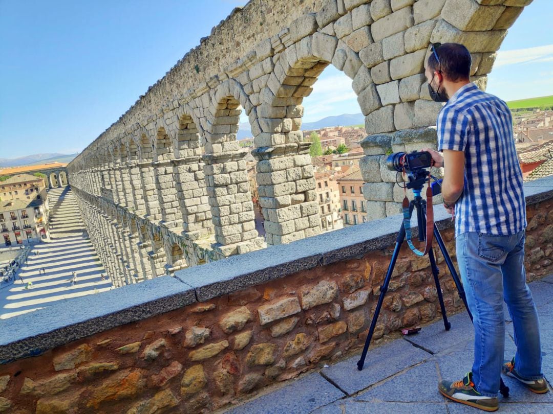 Álvaro Martín Sanz, rodando su documental en Segovia