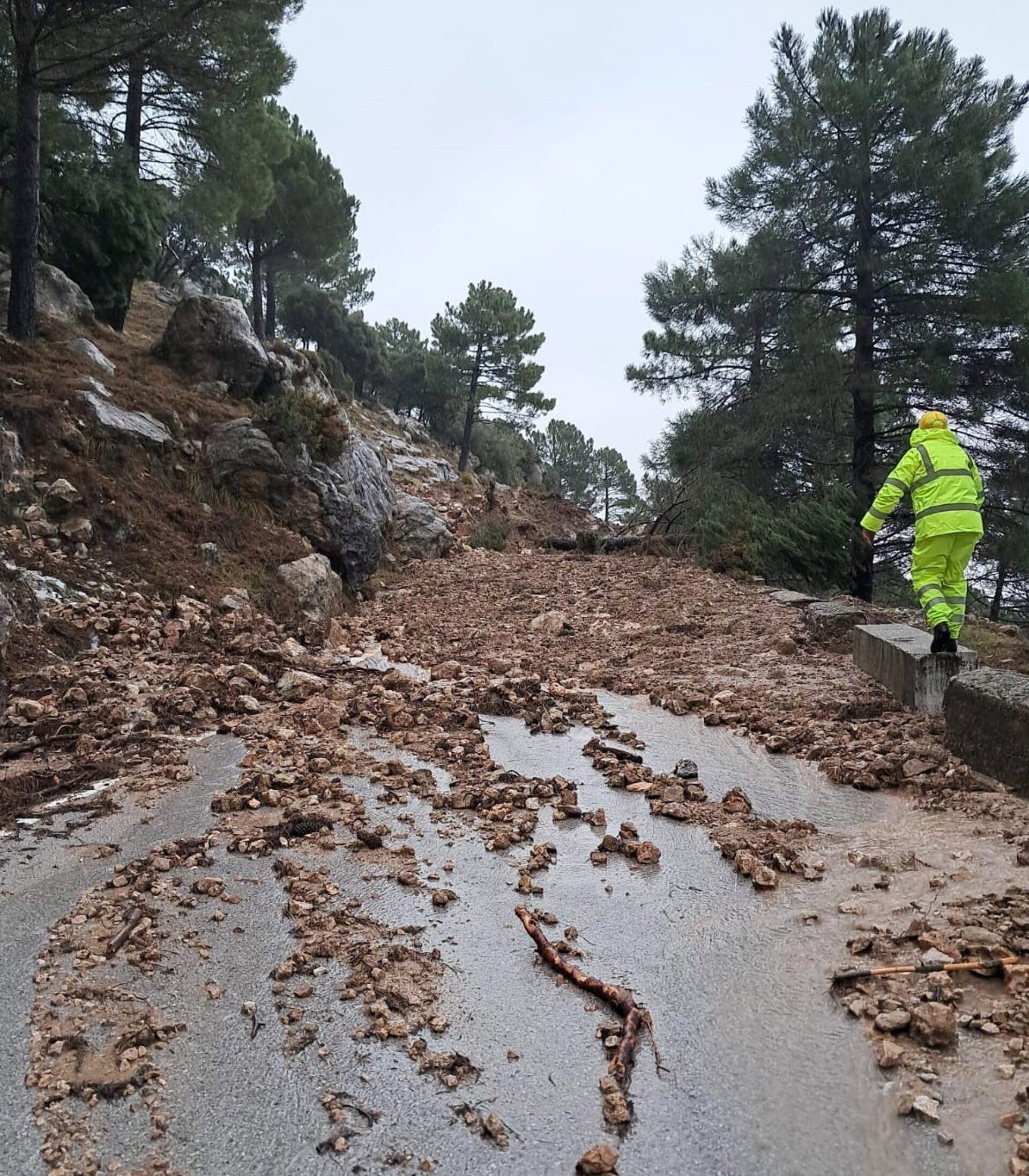 Carretera Grazalema-Zahara afectada por deslizamiento de tierras