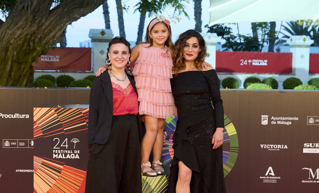 La directora Julia de Paz, junto a las actrices Tamara Casellas y Leire Marín