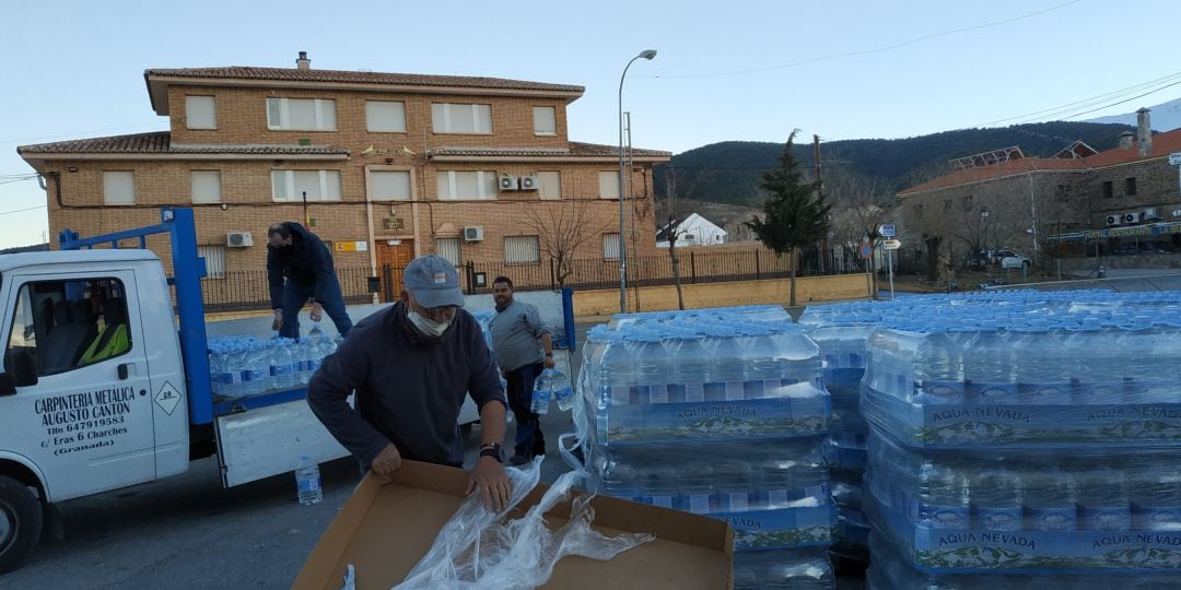 Reparto de agua potable en La Calahorra