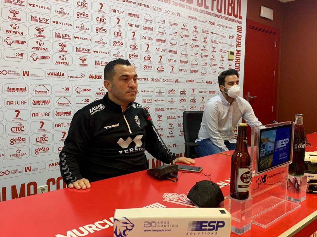 Adrián Hernández, entrenador del Real Murcia, junto a Manuel Fresneda, jefe de prensa