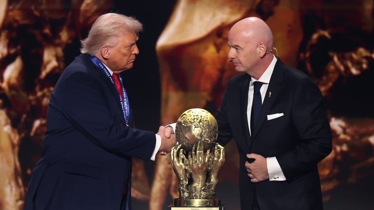 La FIFA galardona a Trump con un premio de la Paz tras perder el Nobel