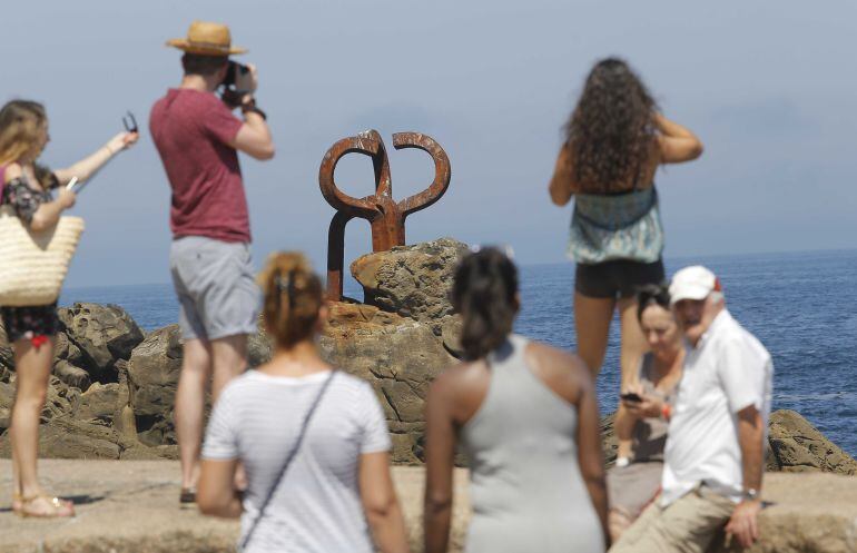 San Sebastián tira del turismo en el territorio. El Peine del Viento sigue siendo uno de los lugares más fotografiados de la capital