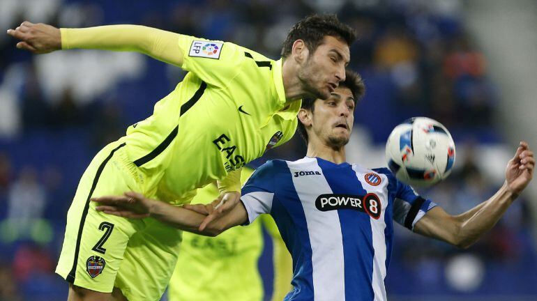 El delantero del RCD Espanyol, Gerard Moreno, intenta controlar el balón ante el defensa del Iván López